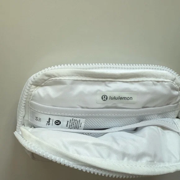 Disney x Lululemon Everywhere Belt Bag 1L Mickey in Motion Graphic - Picture 5 of 6